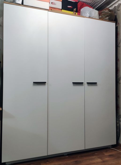 Шкаф распашной белый