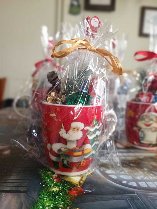 Коледни ръчно подредени чаши с лакомства