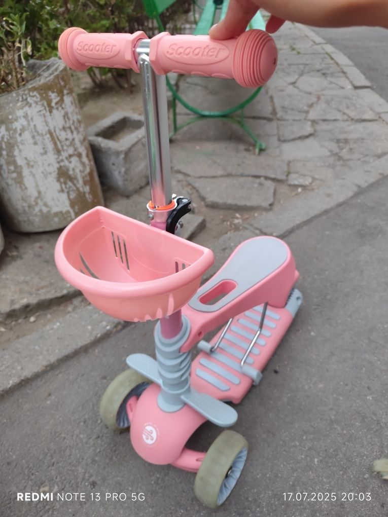 Детска тротинетка с три колела и седалка Makani BonBon 3в1 Pink