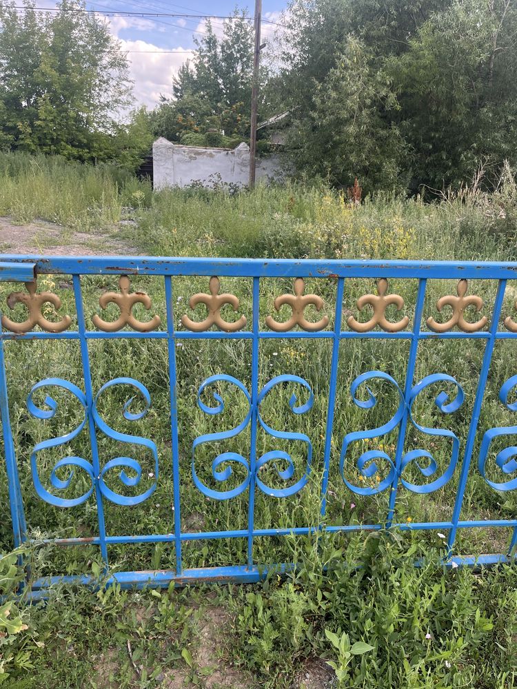 Готовые заборы из профтрубы синие, Забор