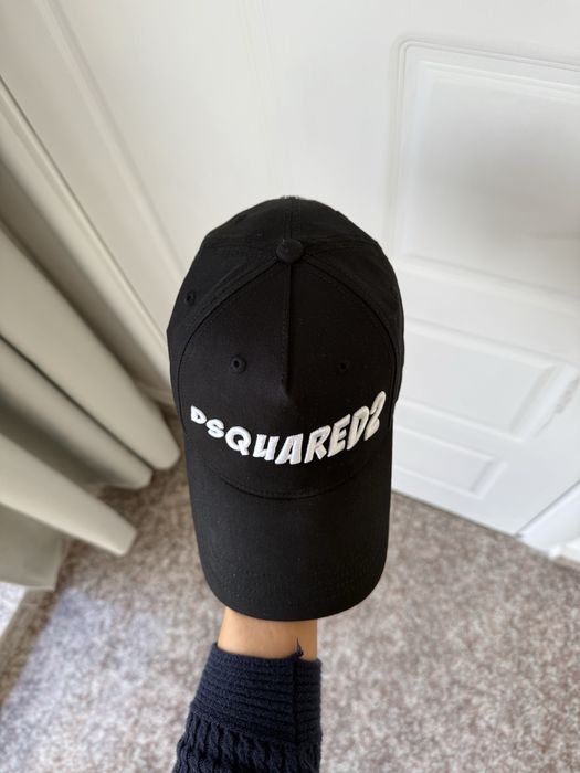 Шапка Dsquared2 в черно и червено