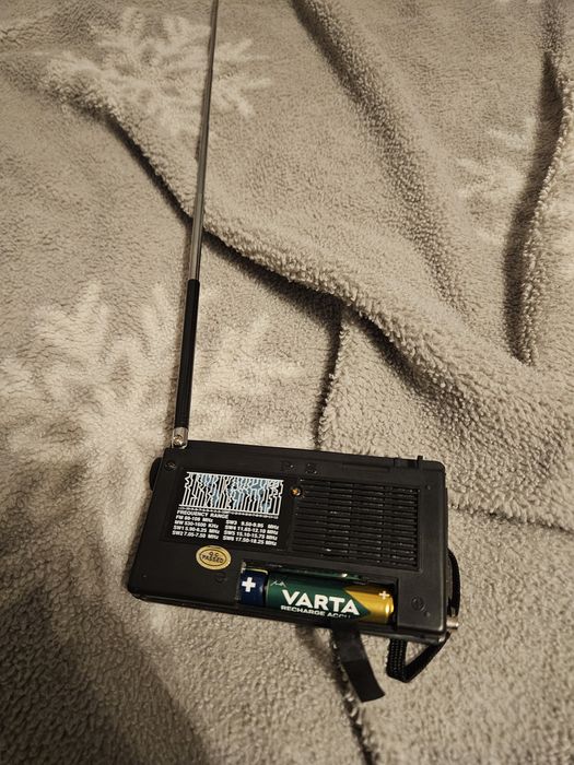 Vând radio cu baza de baterie