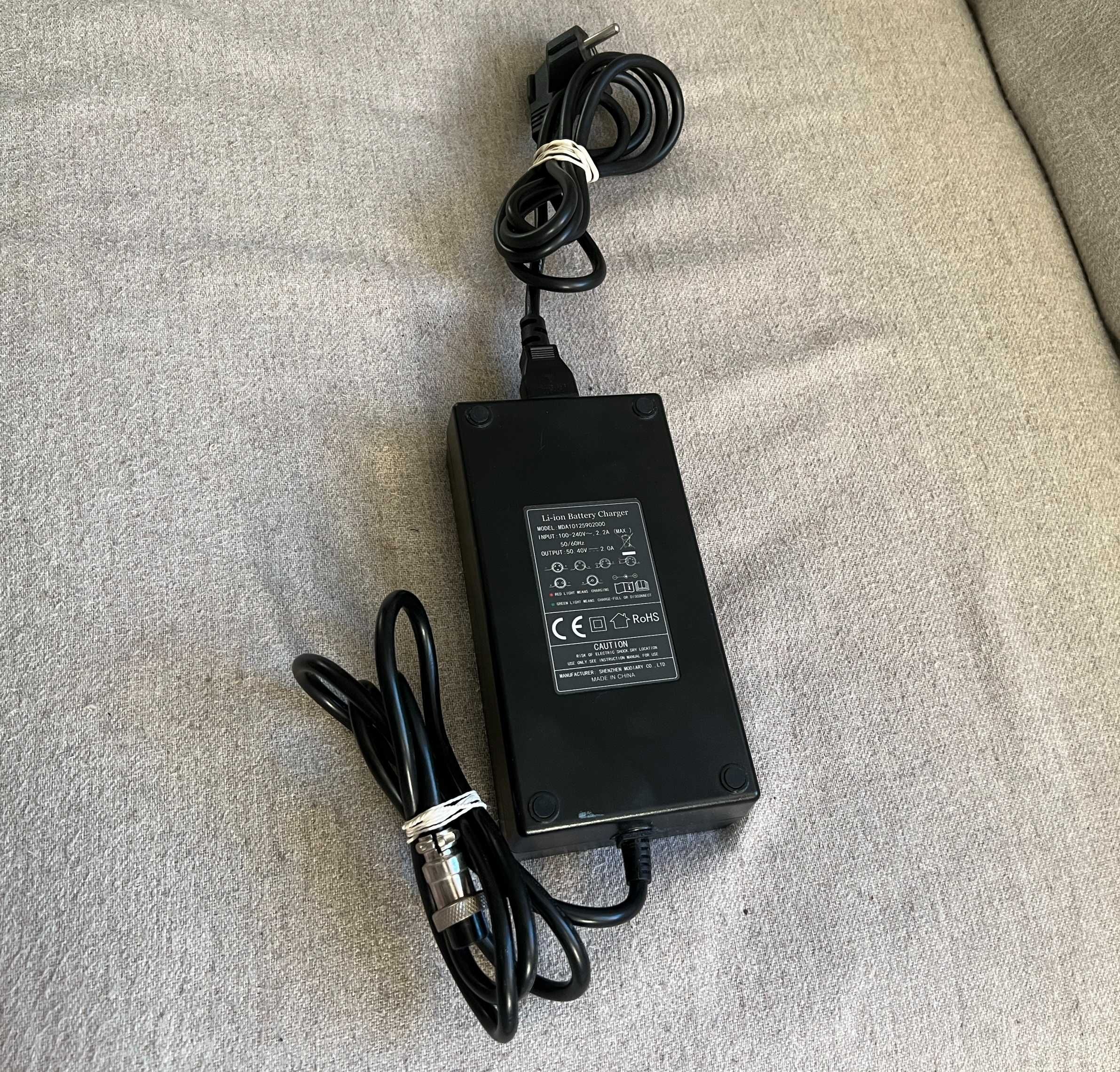 Incarcator baterie Li-ion de 54,6V 2A pentru pachetul de baterii 13S