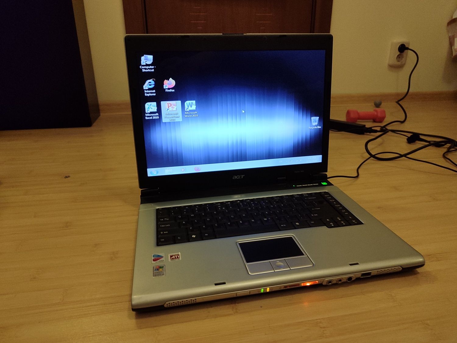 Лаптоп Acer Aspire 1650 със зарядно и мишка процесор: Intel Pentium M