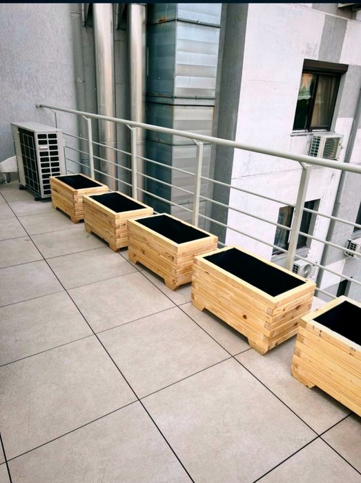 Jardiniere cu spalier la comanda