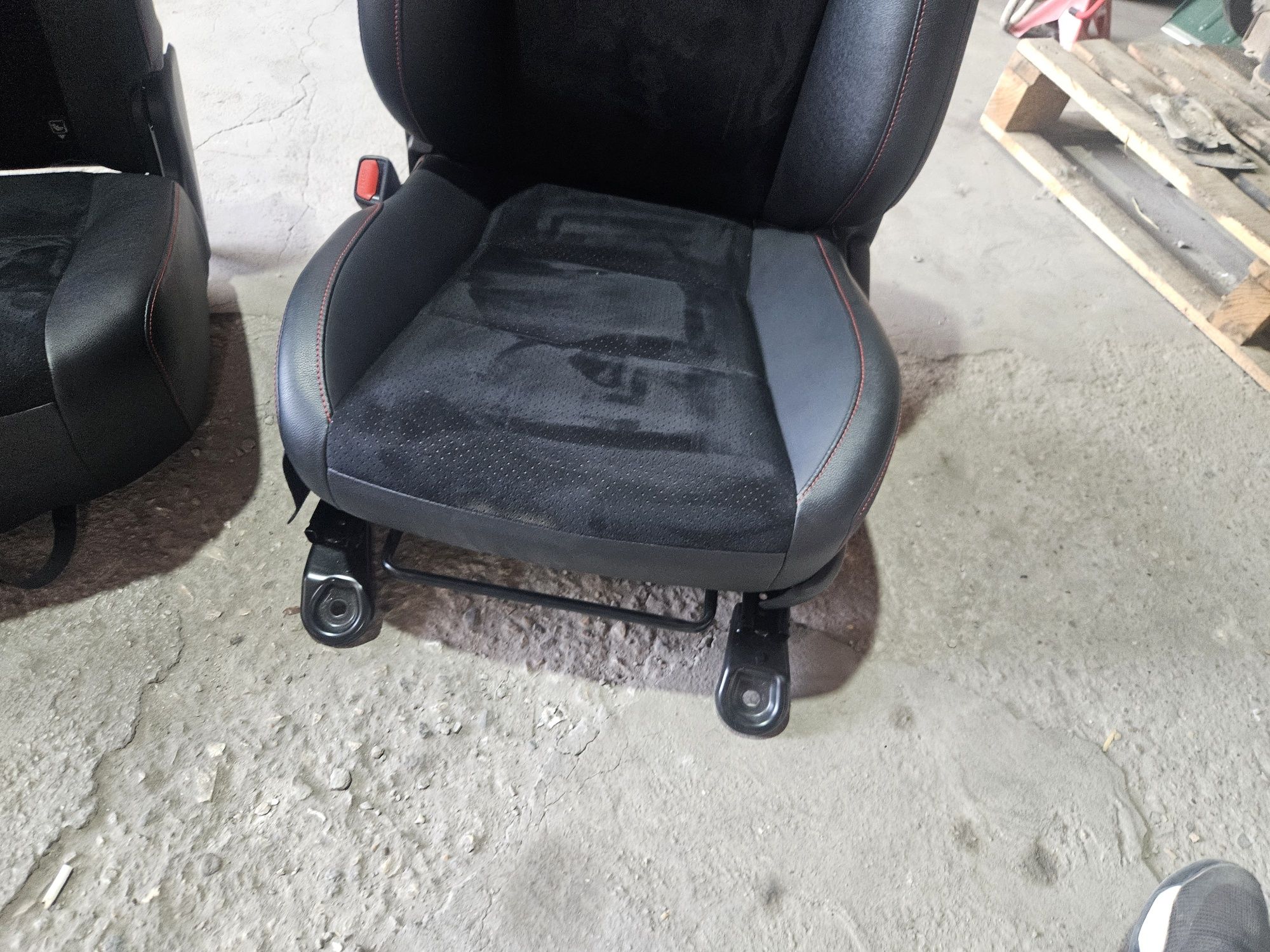 Салон/седалки за Toyota Hilux GR Sportl
