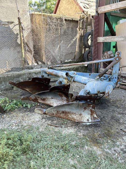 Vând plug cu trei brazde.