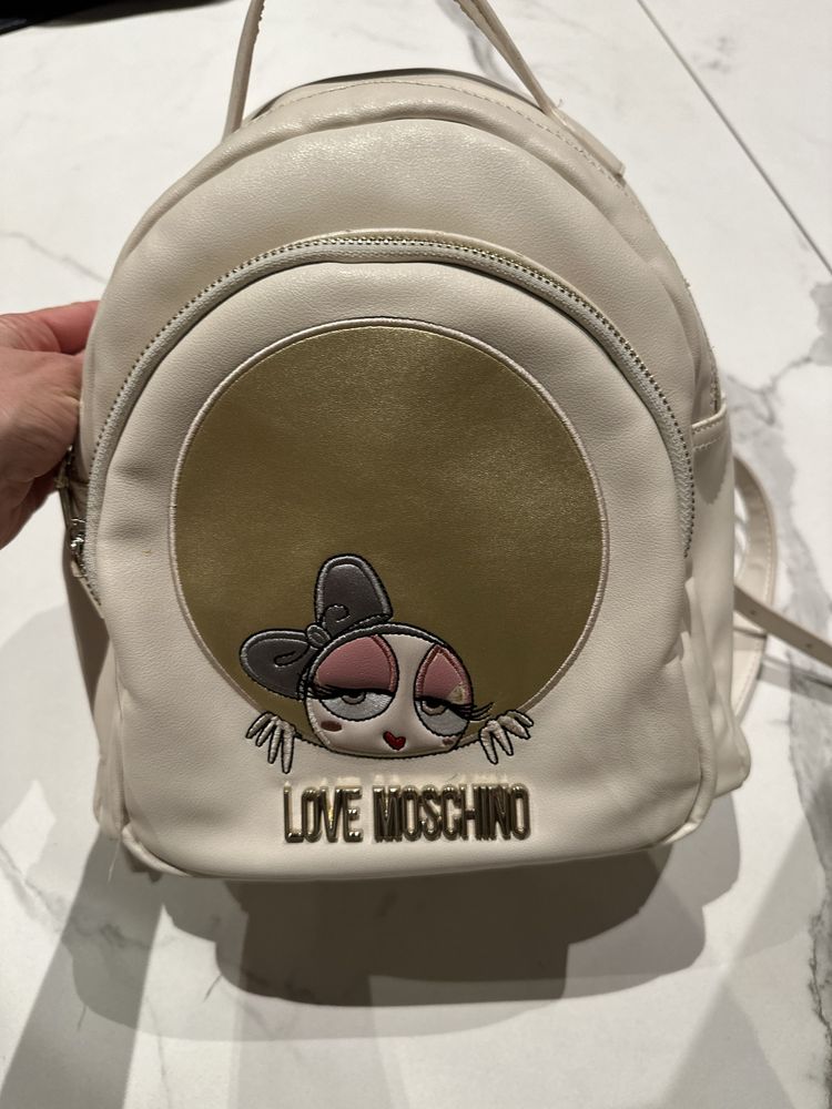 Продавам раница Love Moschino