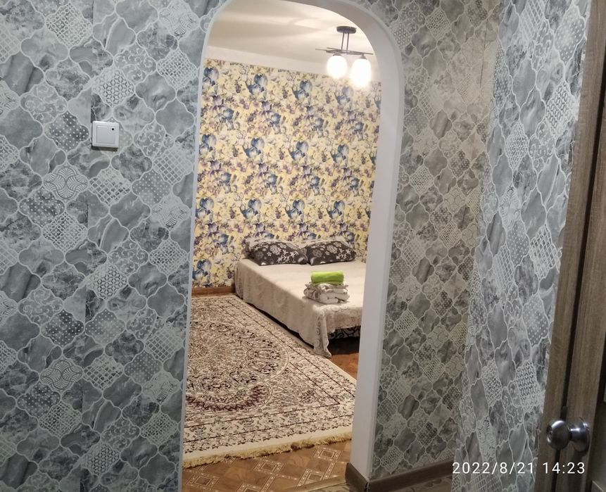 1 комн кв 8 мкрн, посуточно.