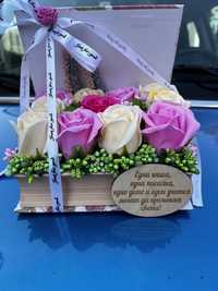 Кутии тип книга Аранжирани със ароматни сапунени рози