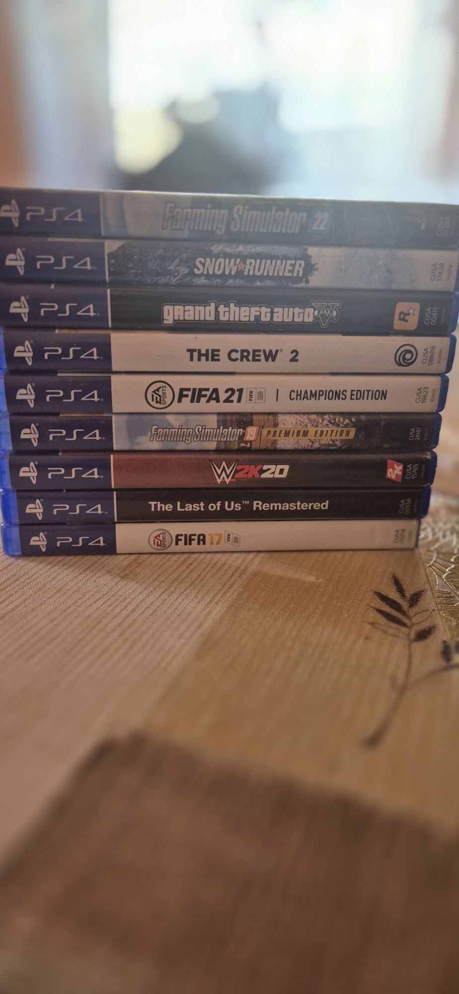 Vand ps4 cu 2 joystick-uri si 8 jocuri