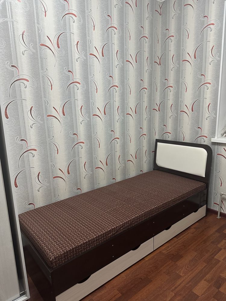 Продается односпальная кровать, и шкаф дверь купейные