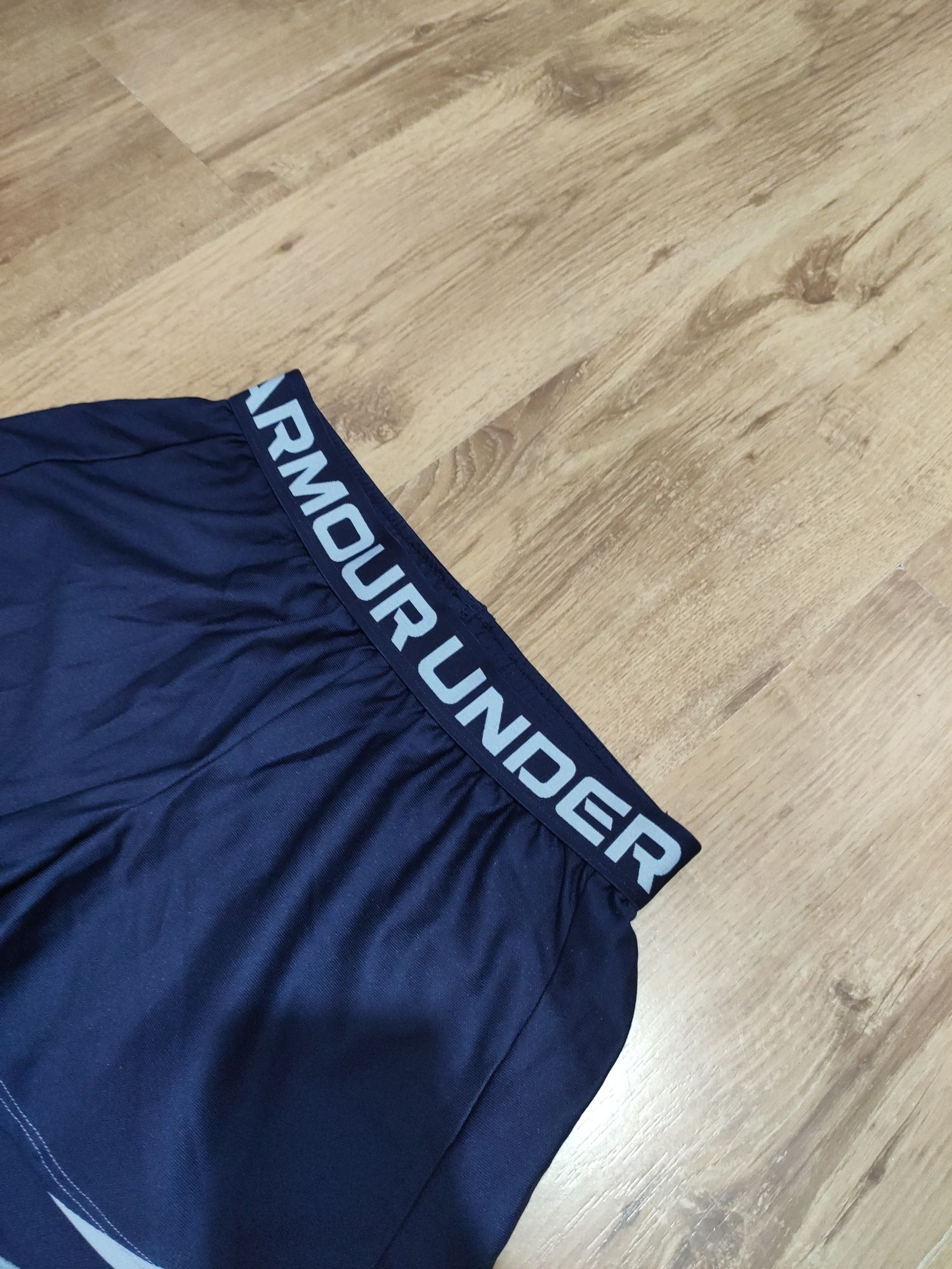 Pantaloni scurți de damă Under Armour mărimea XS