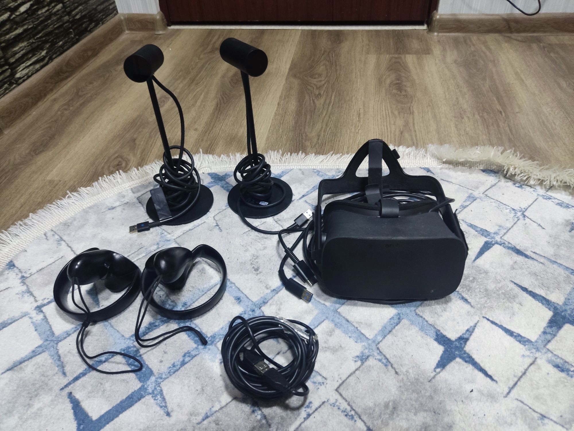 Oculus Rift CV1, Touch Controllers si 2 senzori