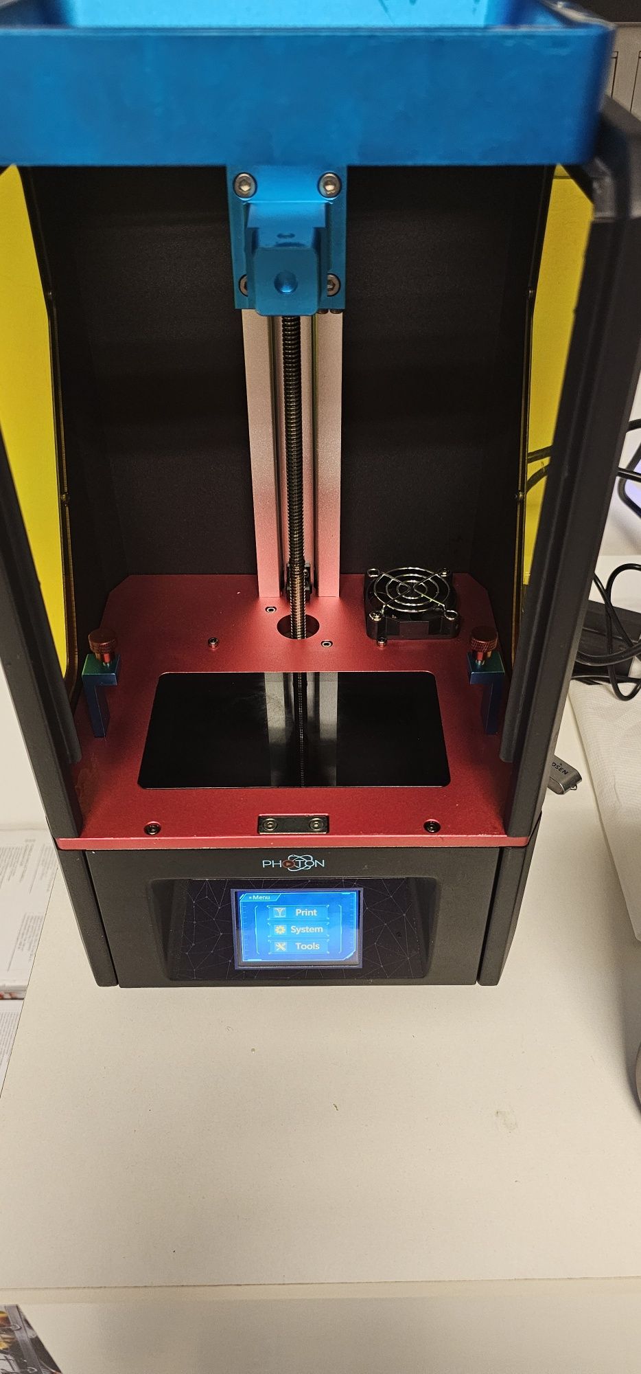 Vând imprimanta 3D cu resina