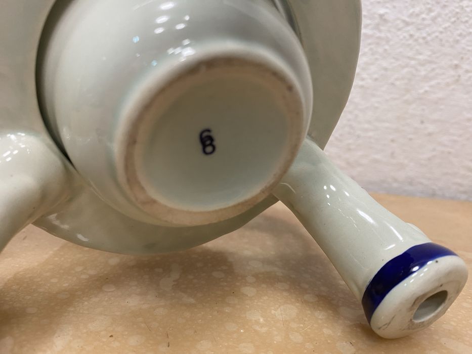 Белгийска порцеланова поставка и спиртник за чайник на Boch Belgium