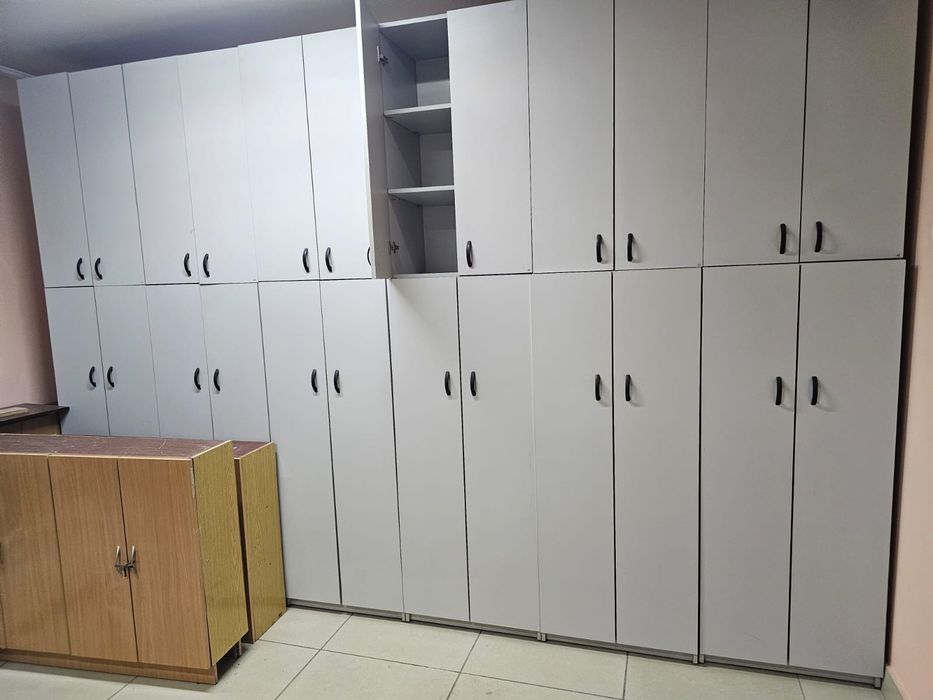 Шкафы в раздевалку, шкафы полки, сейфы, столы офисные