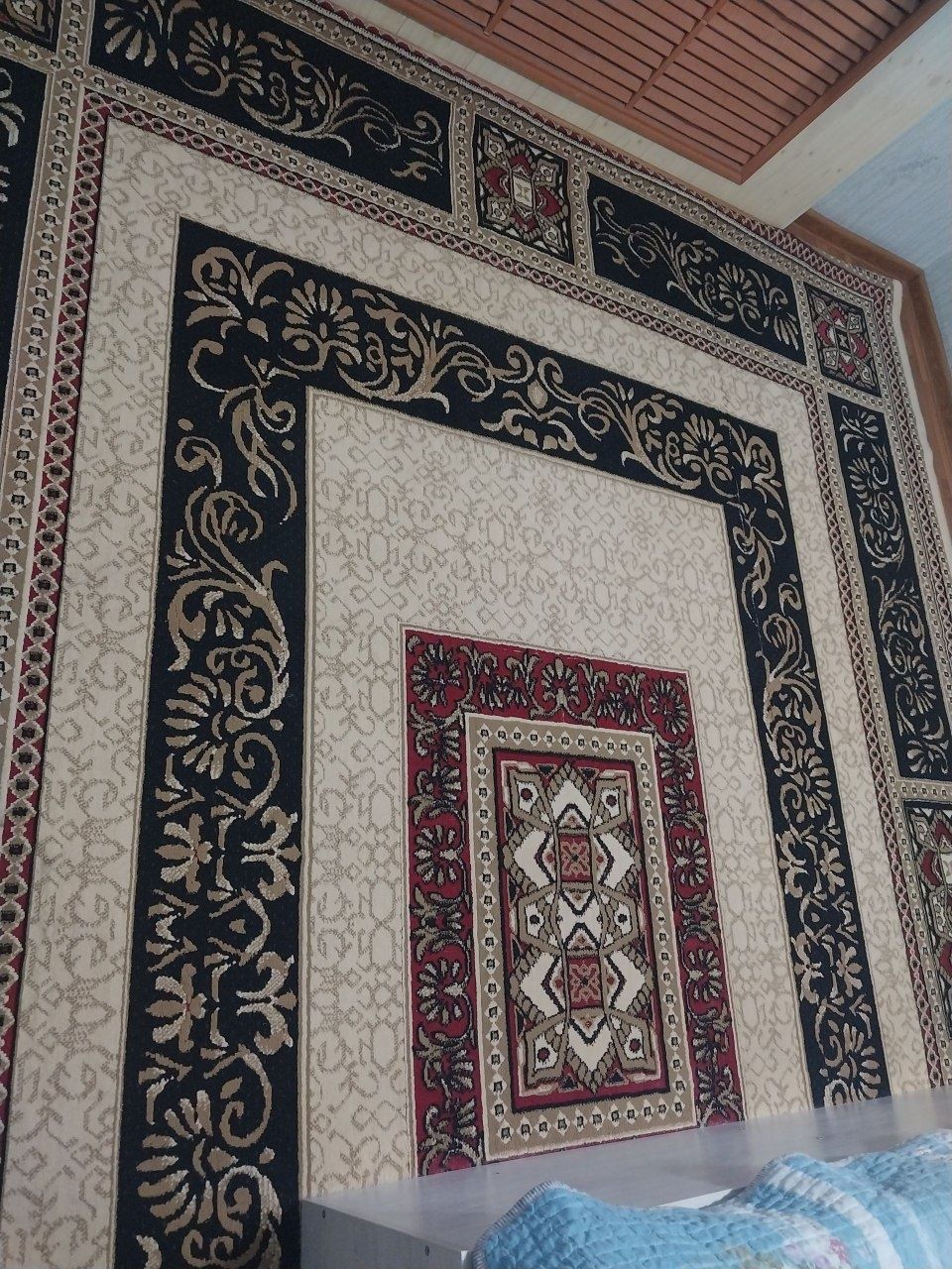 Krovat va gilam sotiladi
