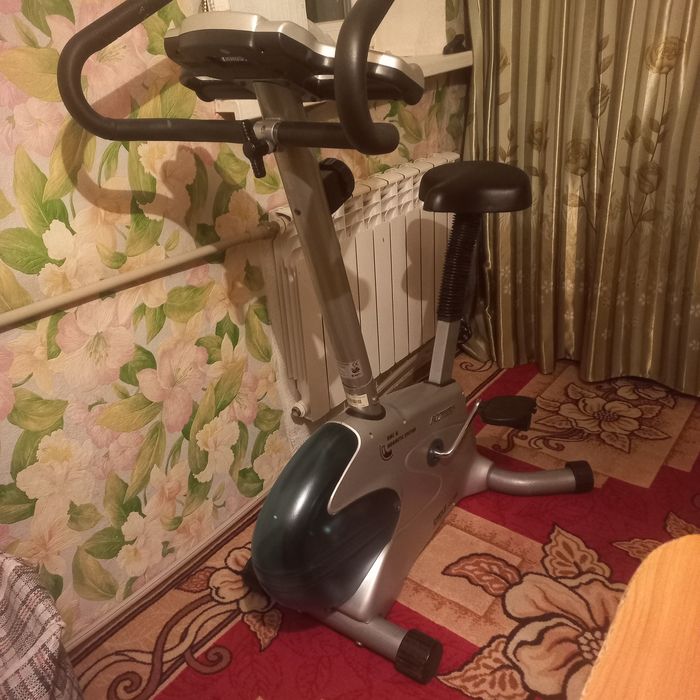 Велотренажер продам.