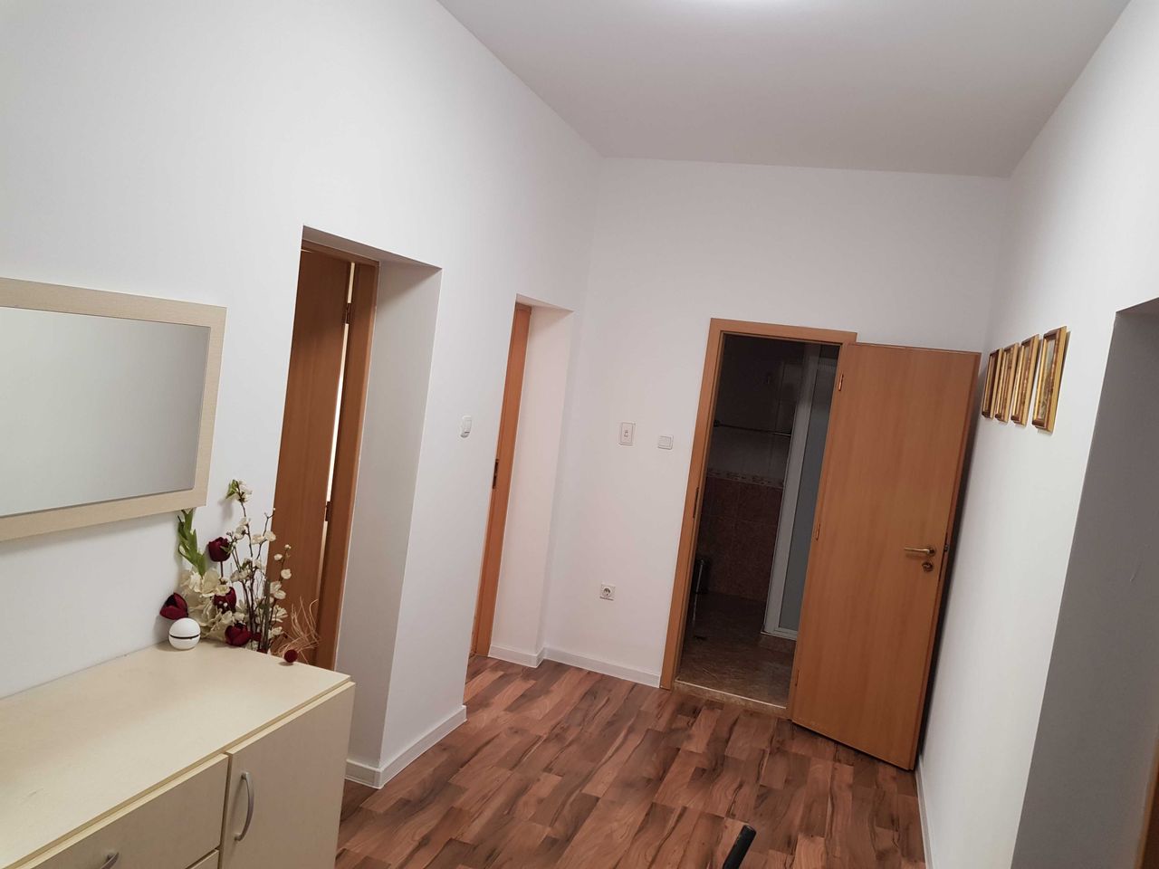 Дава се под наем Тристаен апартамент в Перник, Център - 100 кв.м за 433.5 € - Снимка #11
