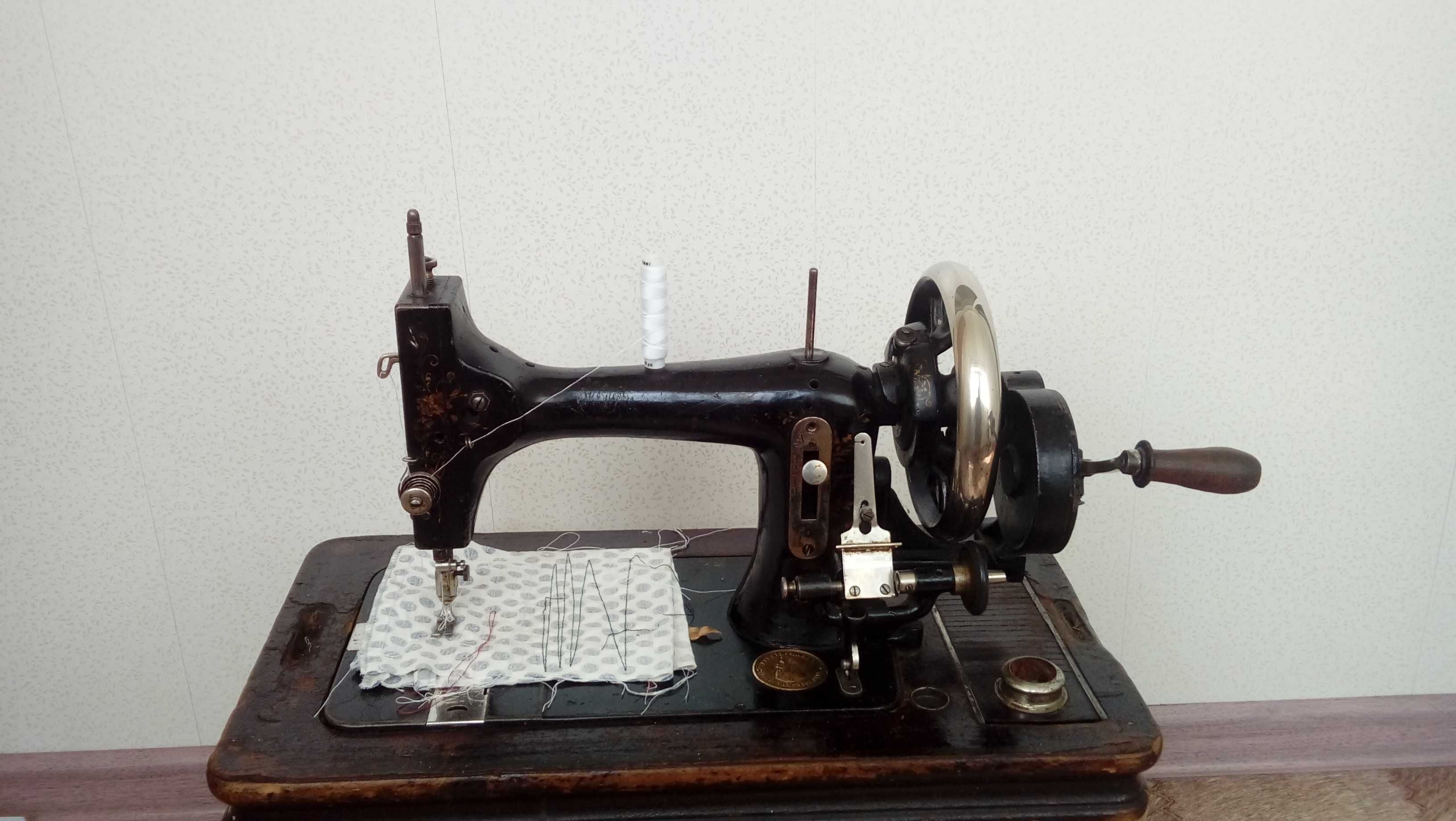 Антикварная швейная машинка FABRIK MARKE ORIGINAL-VICTORIA