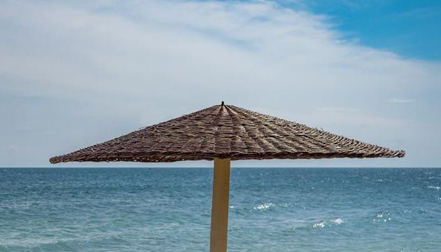 Pălărie de umbrelă împletită de plajă de nuiele artsilva.ro