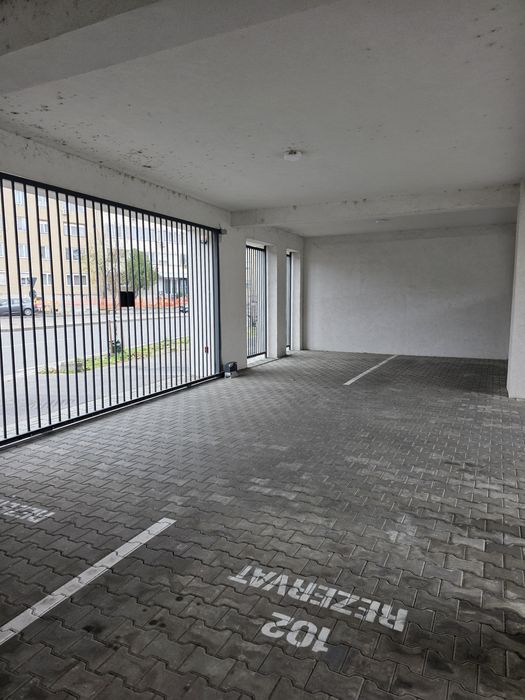 Închiriez apartament 3 Camere +2 Băi zona Ioșia