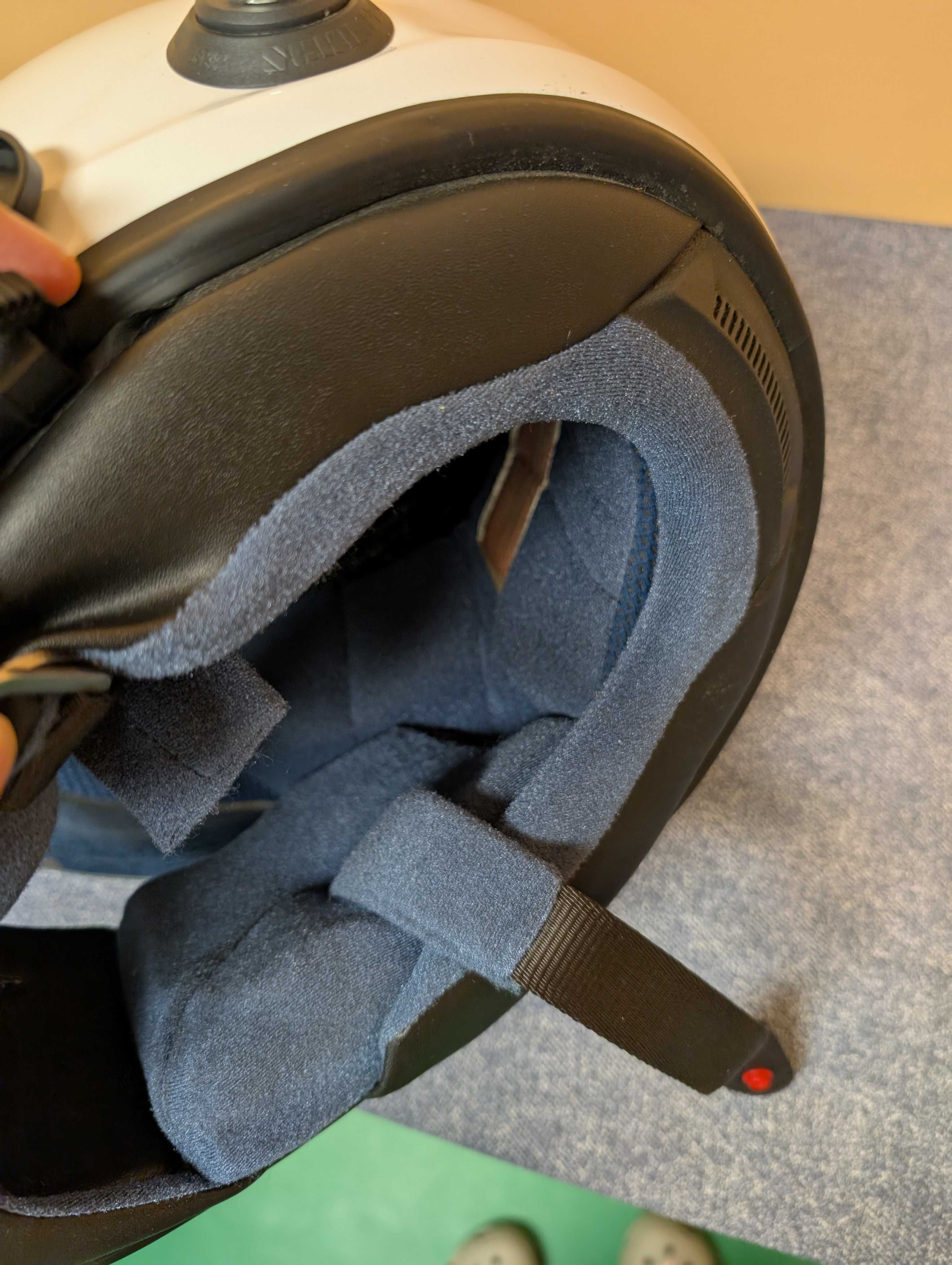 Каска Arai FIA HANS за състезания картинг с хомологация