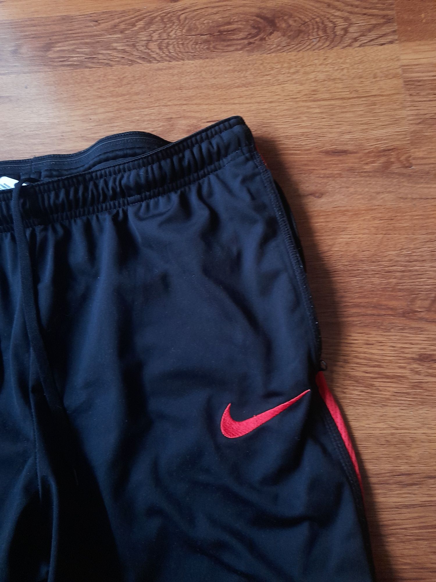 Nike dri fit мъжко долнище L размер.
