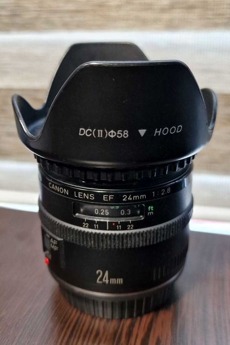Твърд широкоъгълен обектив Canon EF 24mm f/2.8