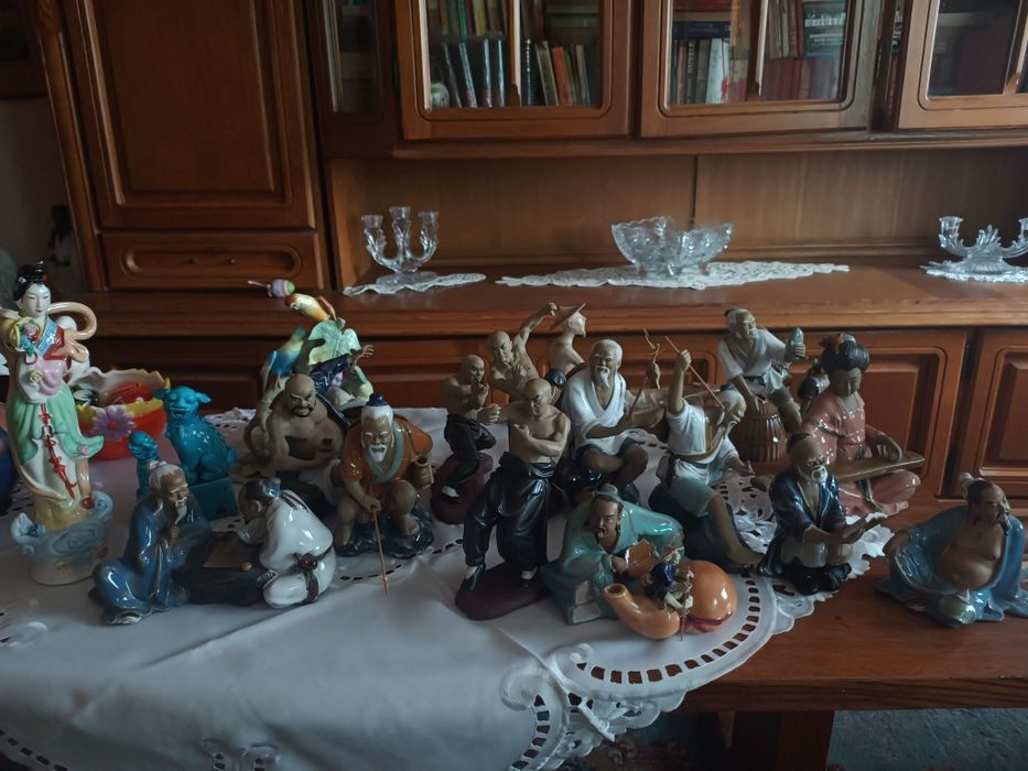 Vând set colecționar de artă din lut de la mama ei.