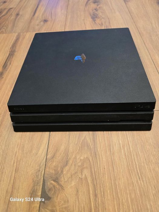 Продавам PS4 PRO - 1TB