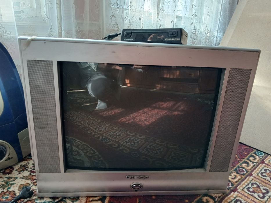 Телевизор, плисос, уголок