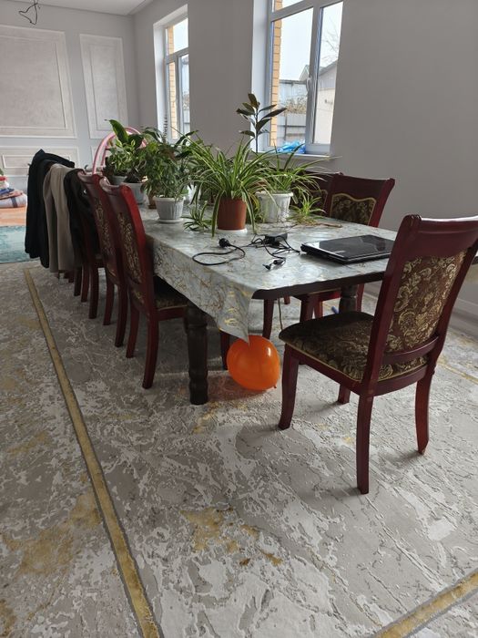 Овальный стол со стульями