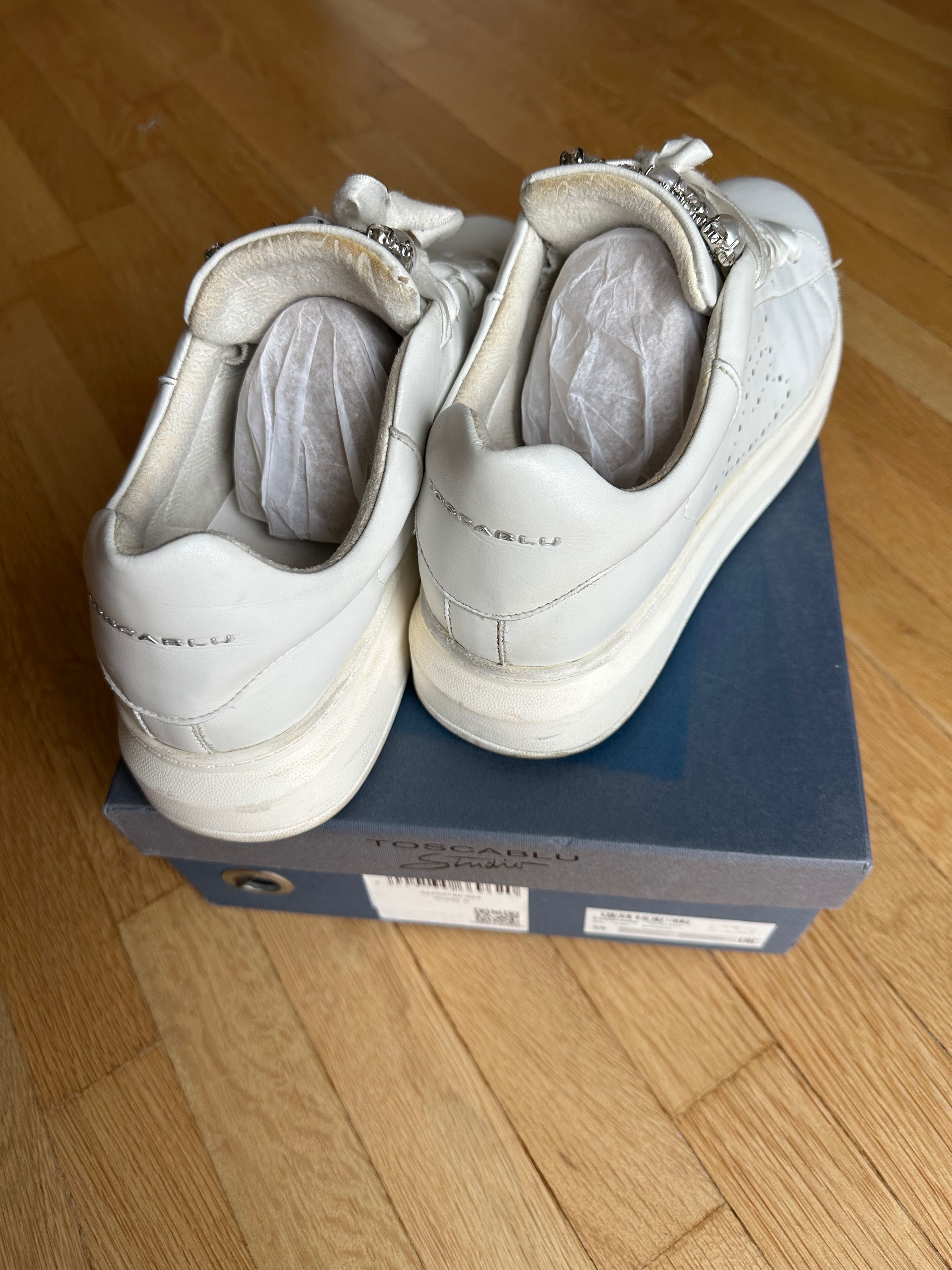 Off white , Toscablue