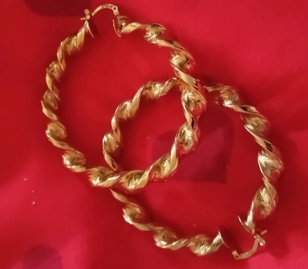 Cercei placați cu aur