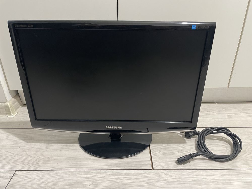 Vand Monitor samsung 21,5 inch LCD SyncMaster 2233 functioneaza bine!