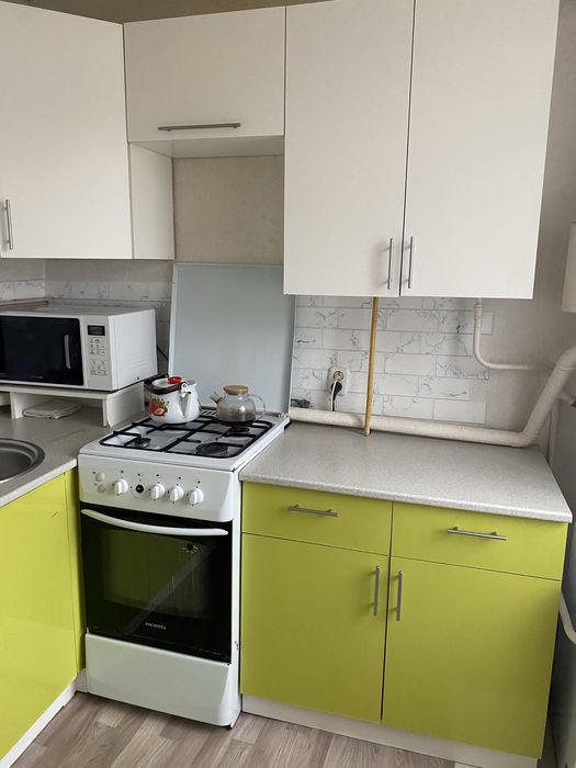 Продам кухню угловую и газовую плиту