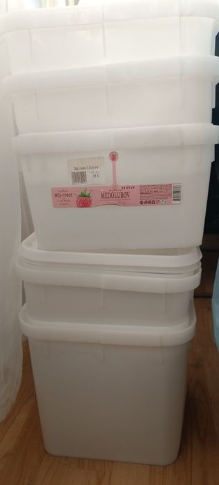 Пластиковая тара из под мёда.