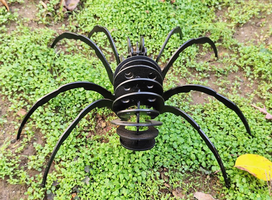 Метален паяк тарантула