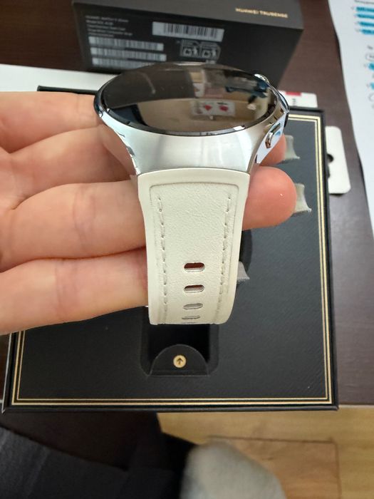 HUAWEI Watch 5 - 42mm White + черна каишка