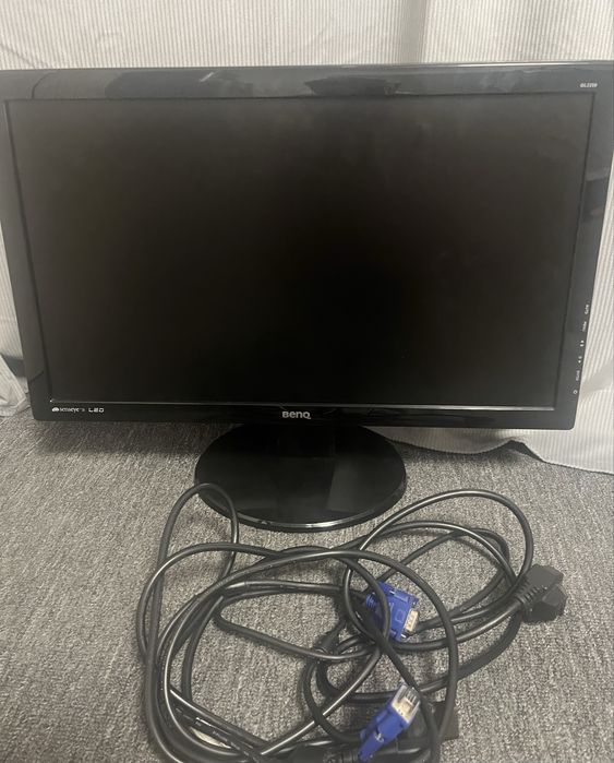 Vând monitor benq funcțional in stare perfectă plus cablu