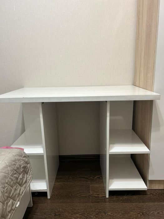 Стол письменный белый