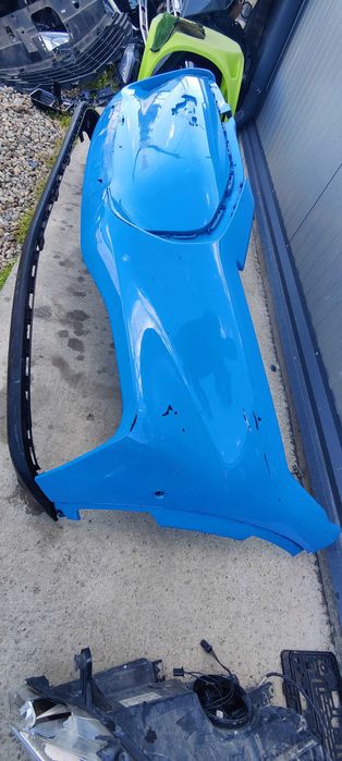 bara fata ford mustang e-mach