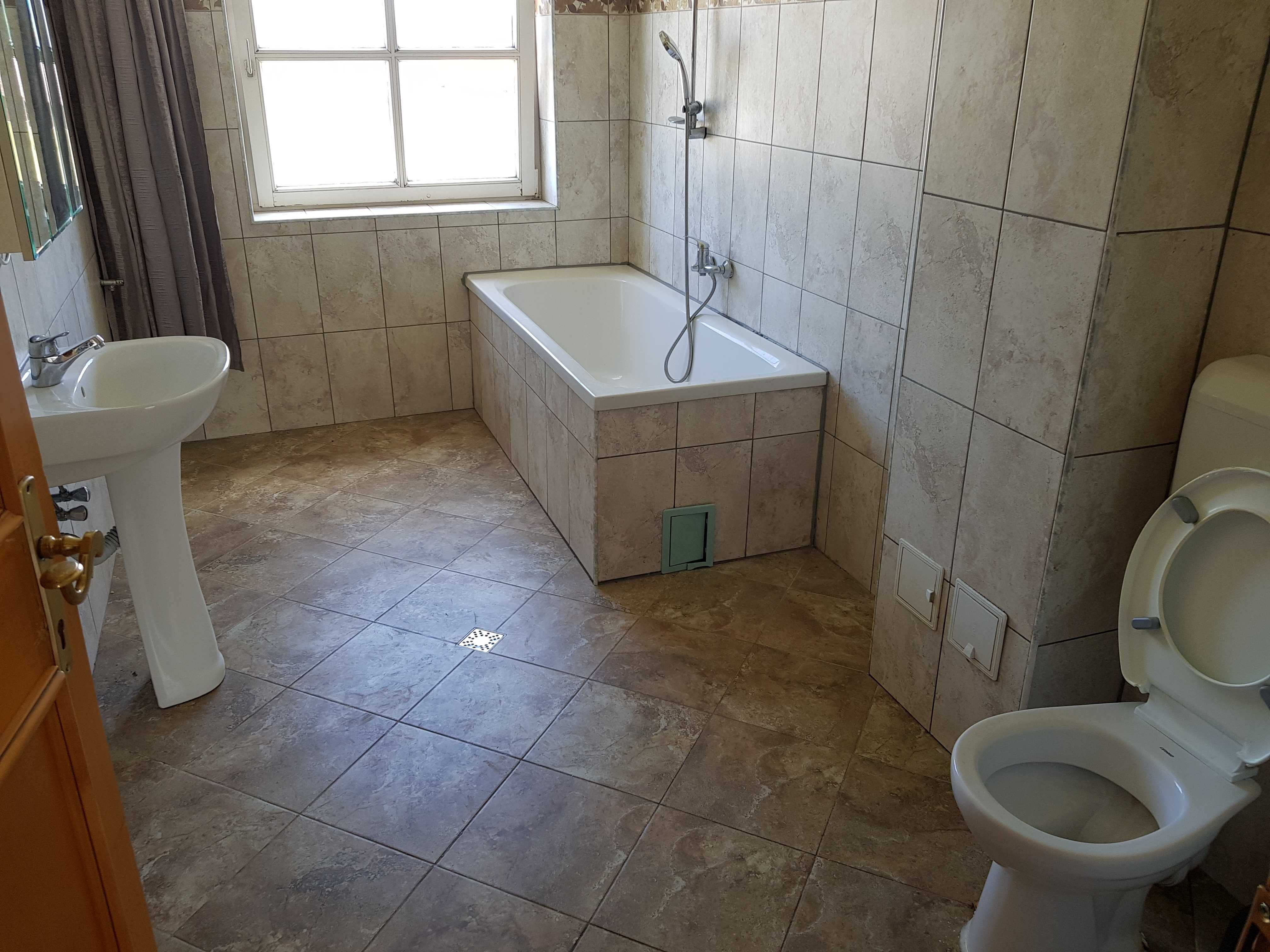 Inchiriez Apartament 3 camere cu 2 bai la casa in Cristian Brasov