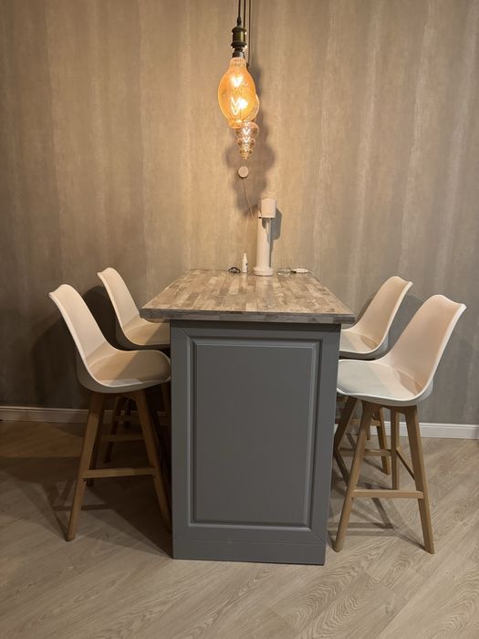 Кухонный стол-остров с барными стульями