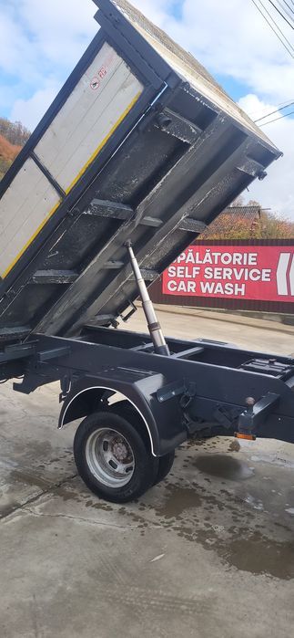 Iveco basculabil pe trei parti