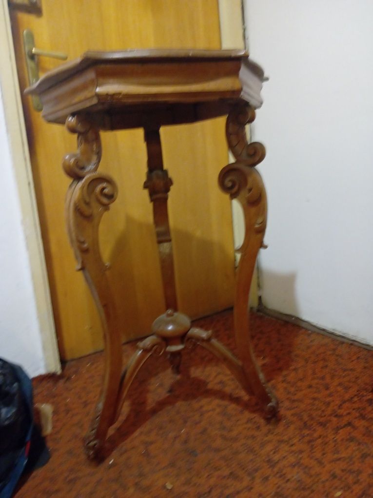 Masa veche în stil baroc