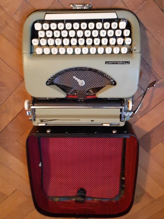 чисто нова пишеща машина