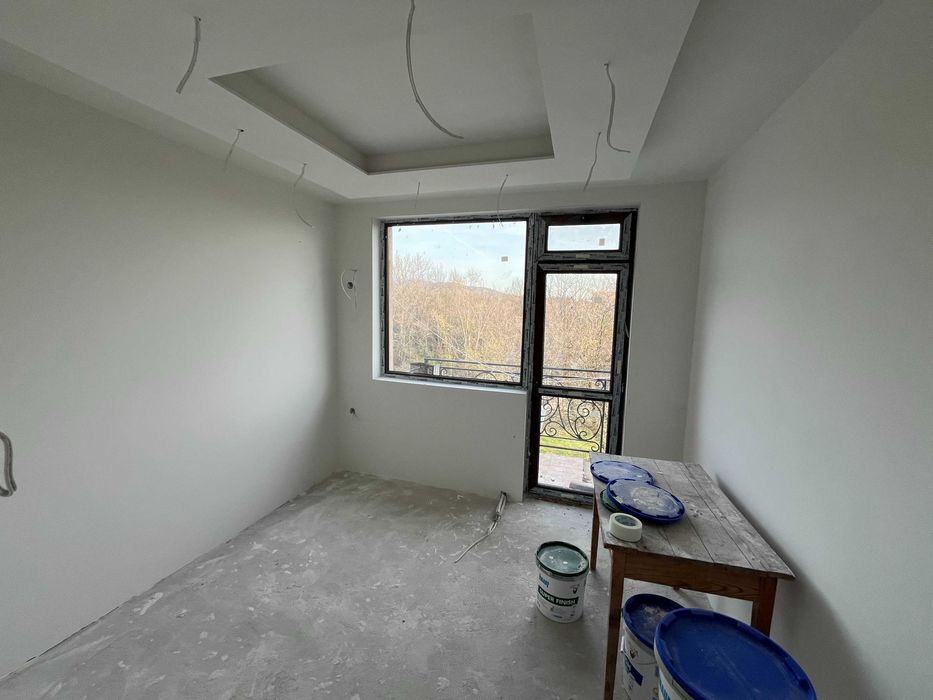 Вила с просторен двор и прекрасни условия за целогодишно живеене